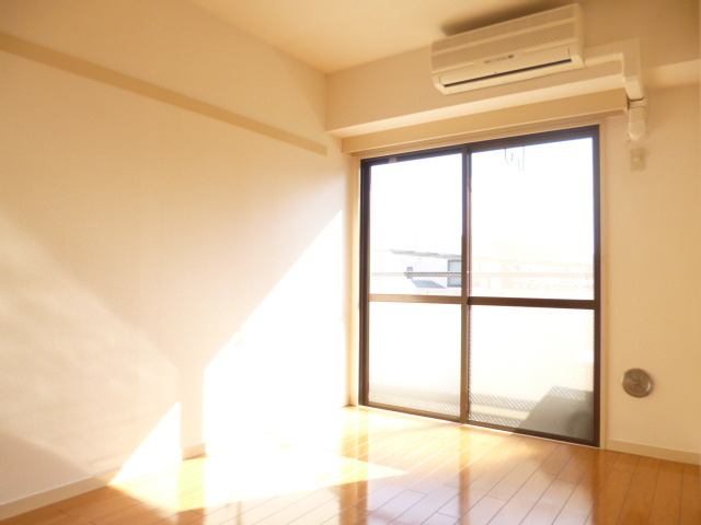 ロジュマン西尾久の居間・リビング|明るい日の当たるお部屋ですよ♪