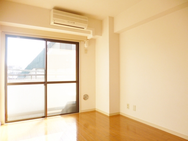 ロジュマン西尾久の居間・リビング|とっても綺麗なフローリングのお部屋です☆