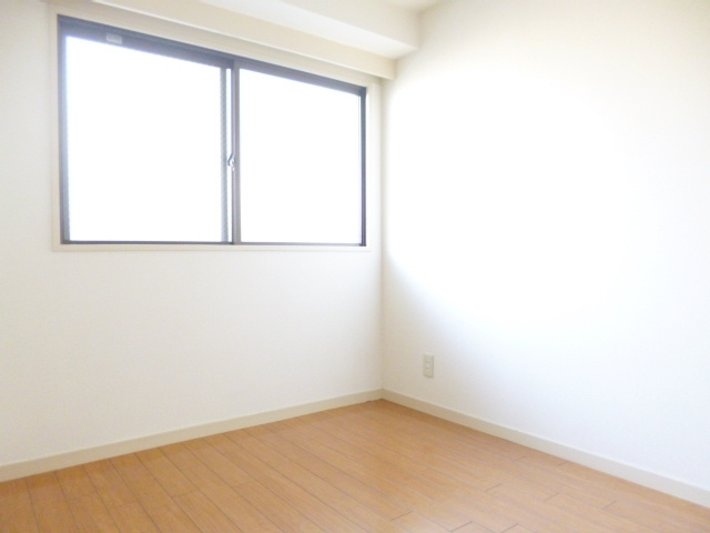 ロジュマン西尾久の寝室|4.2帖の洋室もあります☆