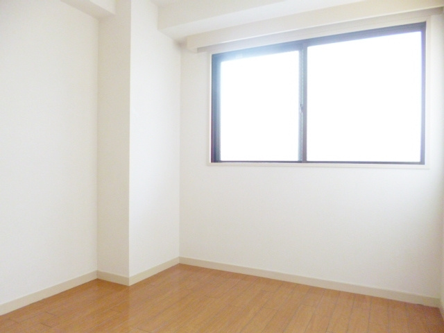 ロジュマン西尾久の洋室|窓付きなので明るいお部屋ですよ♪