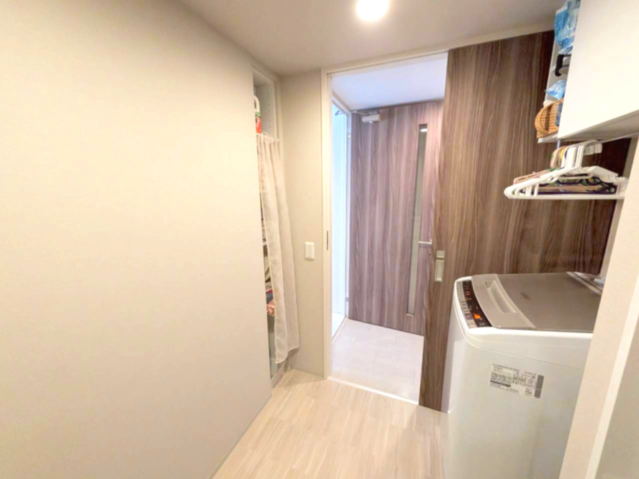 ウエリス光明池 3LDK 10階の脱衣所|洗面台から振り返るとこんな感じです。