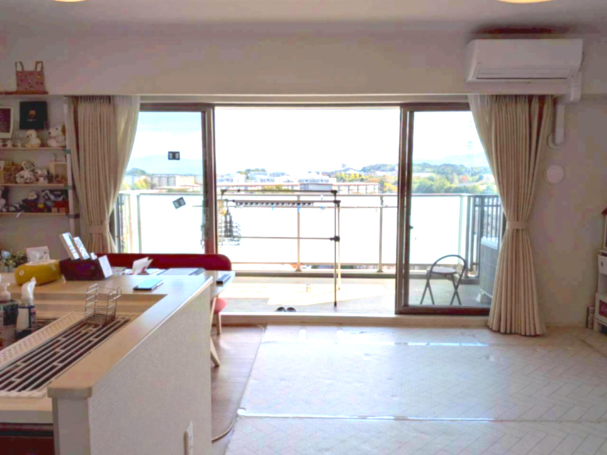 ウエリス光明池 3LDK 10階の居間・リビング|南東向きなので朝から明るいです。