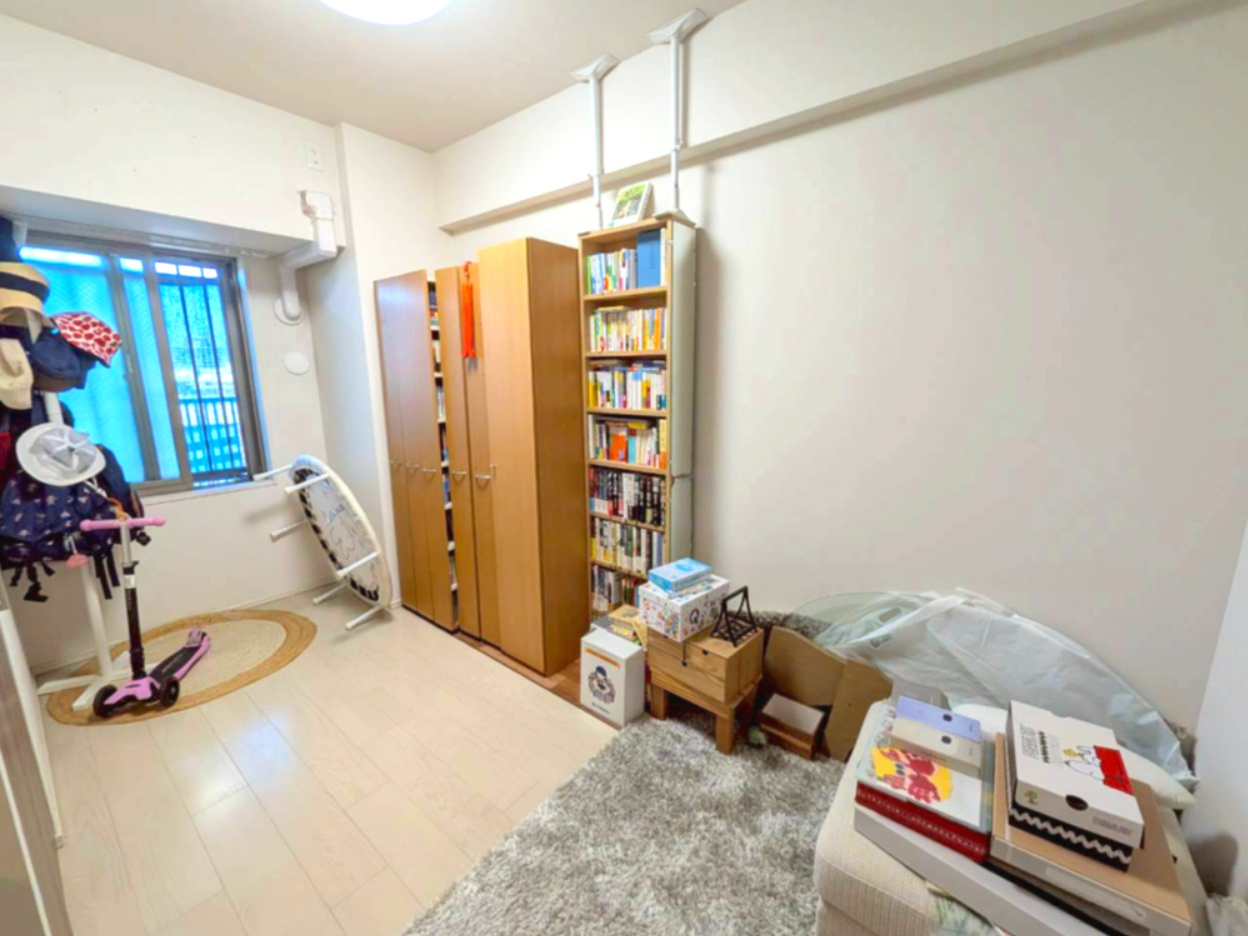 ウエリス光明池 3LDK 10階の洋室|個人の部屋や寝室として使える小さいほうの洋室です