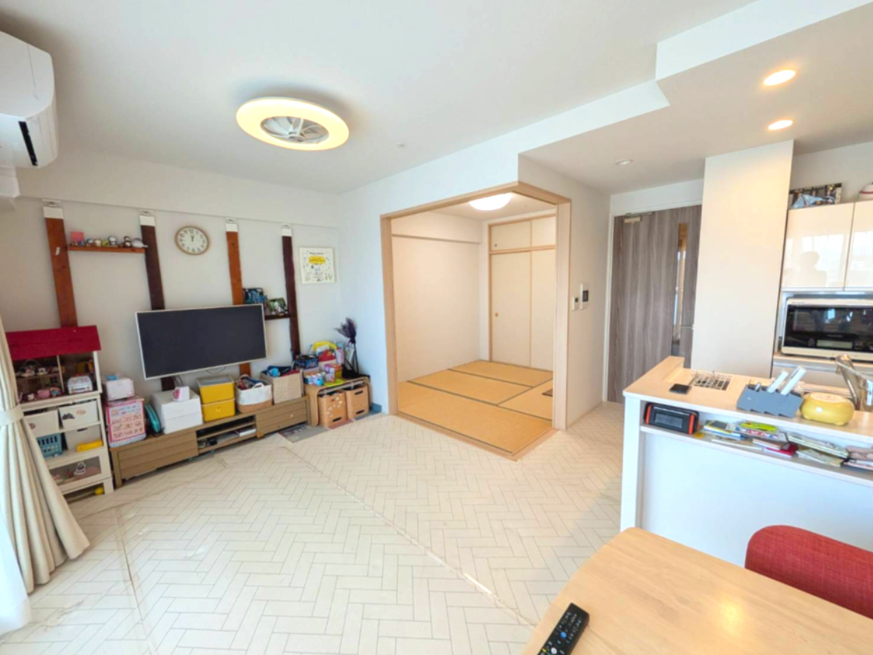 ウエリス光明池 3LDK 10階の居間・リビング|現在、小さなお子様がおられるのでフローリングの上にマットを敷いておりますがご見学時はマットの下を見て頂くことが可能です。