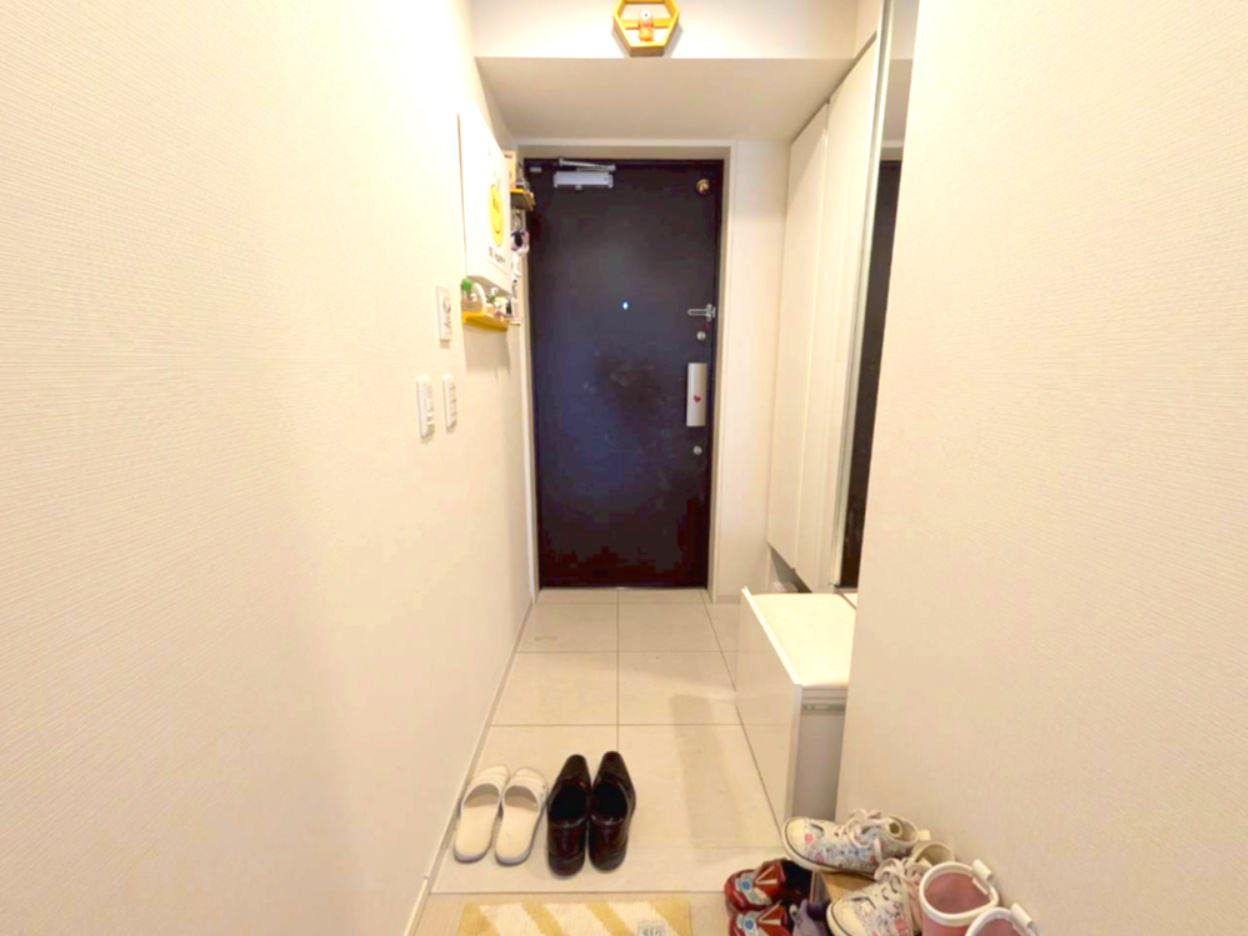 ウエリス光明池 3LDK 10階の玄関|シンプルで使いやすい玄関です