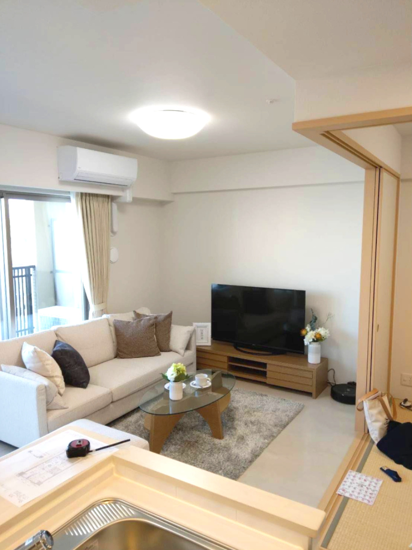 ウエリス光明池 3LDK 10階の居間・リビング|フローリングにマットを敷く前の写真です。見学時にマットをめくってフローリングを見て頂けます。