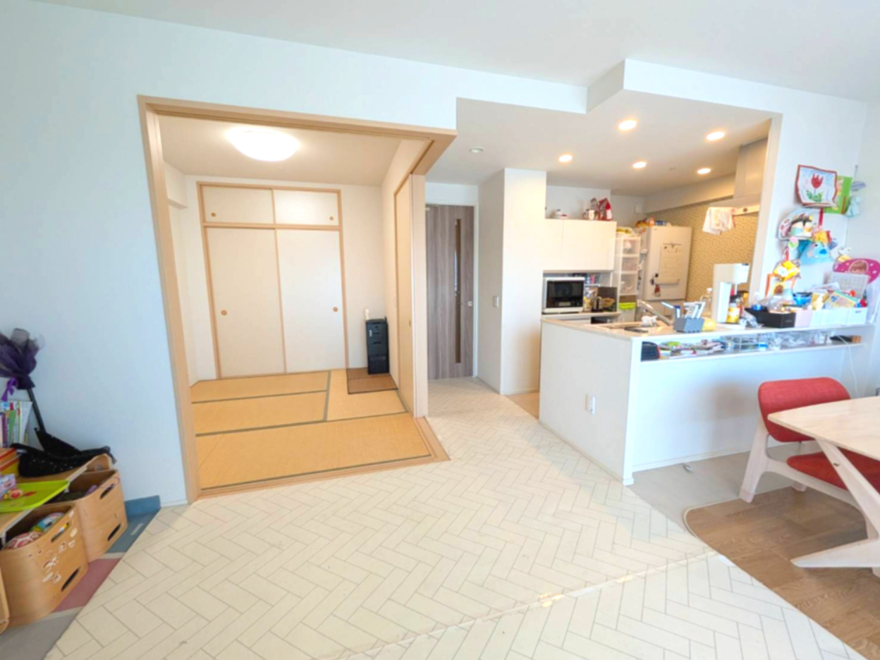 ウエリス光明池 3LDK 10階の居間・リビング|現在、小さいお子様がおられるのでフローリングの上にマットを敷いています。ご見学時はマットの下を見て頂けます。