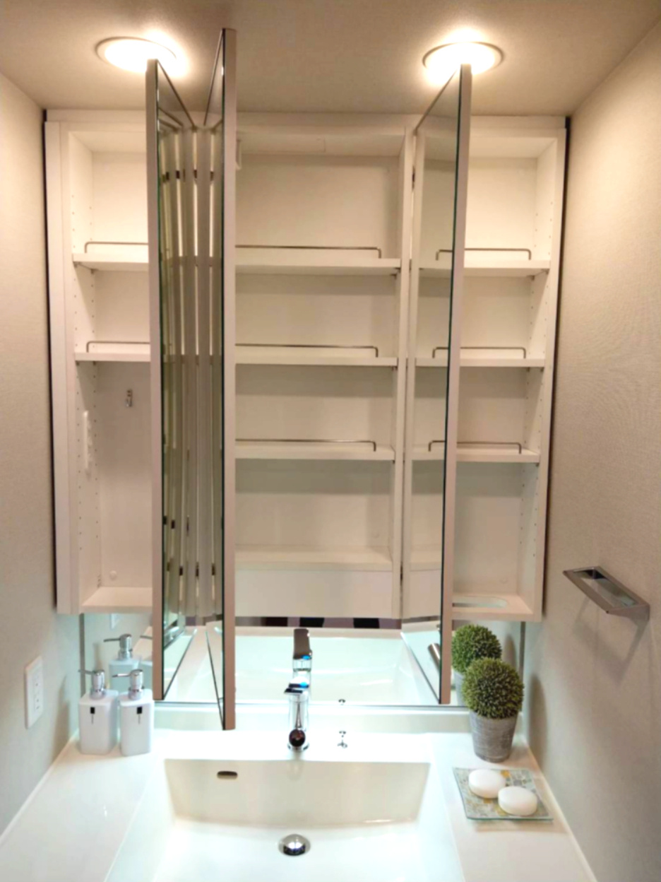 ウエリス光明池 3LDK 10階の独立洗面台|独立洗面台、小物を置くことができて便利です