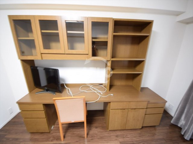 アーバンエース上本町パルの設備|アーバンエース上本町パル　机
（備え付け家具）