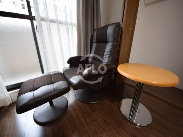 アーバンエース上本町パルの設備|アーバンエース上本町パル　リクライニングチェア、サイドテーブル
（備え付け家具）