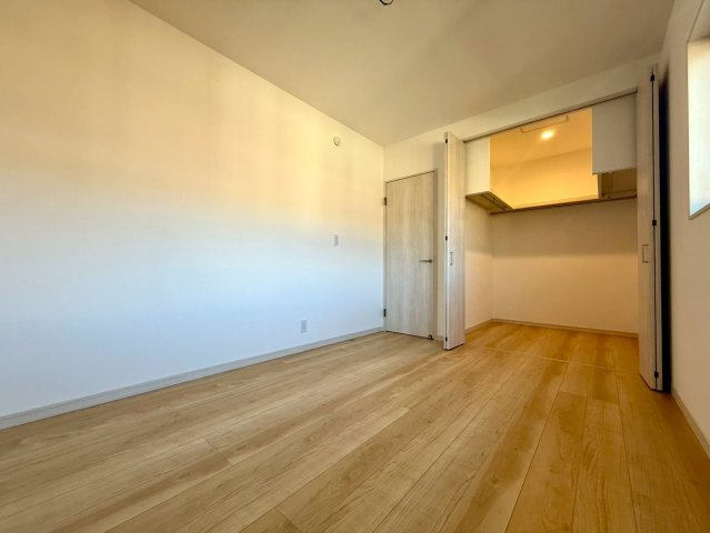 吾川郡いの町枝川4LDKの洋室|大容量クローゼット付きでお部屋を広く使えます