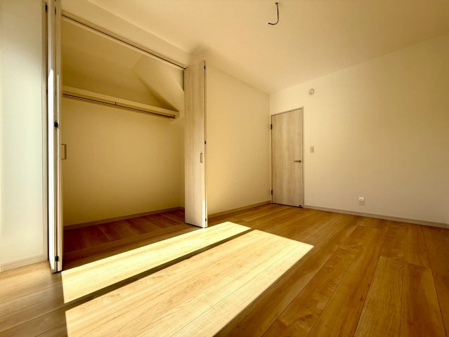 吾川郡いの町枝川4LDKの洋室|大きな収納付きでお部屋を広く使える洋室空間