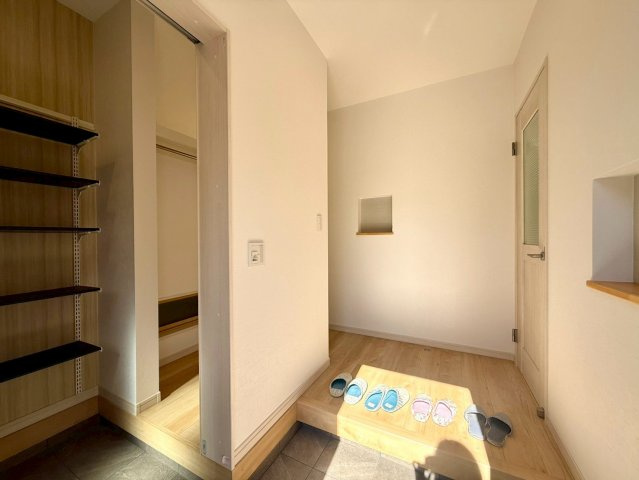吾川郡いの町枝川4LDKの玄関|玄関横にシューズクローク付き！収納力もあります◎