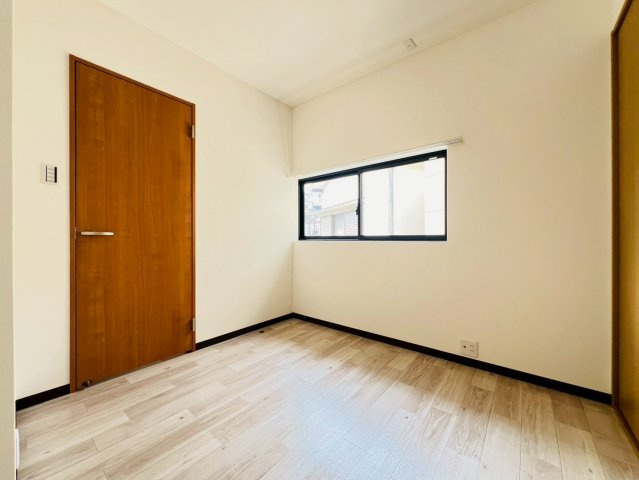 五色山6丁目貸家の洋室