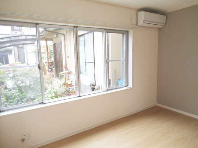 フレスコ志茂駅前の居間・リビング|窓がたくさんあってとても明るい室内です。