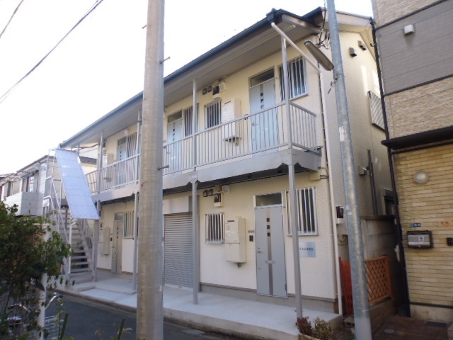 フレスコ志茂駅前のエントランス|とっても綺麗な白壁の建物です☆
