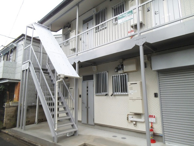 フレスコ志茂駅前のその他共用部分|階段は屋根付きなので雨でも濡れませんよ♪