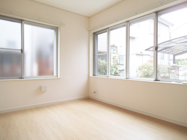 フレスコ志茂駅前の居間・リビング|二面採光でとても明るいお部屋です。