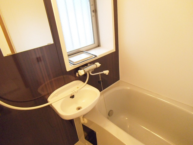 フレスコ志茂駅前の浴室|お風呂には窓が付いており、とても明るいです！