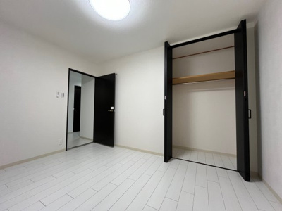 【収納】 | ライオンズマンション鈴蘭台壱番館 | 大きなクローゼットがあるのでお荷物もたくさん入ります。