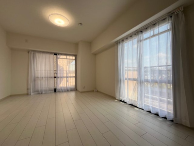 【洋室】 | ライオンズマンション鈴蘭台壱番館 | 洋室約10.0帖　バルコニーに囲まれているので陽当り・通風良好です。