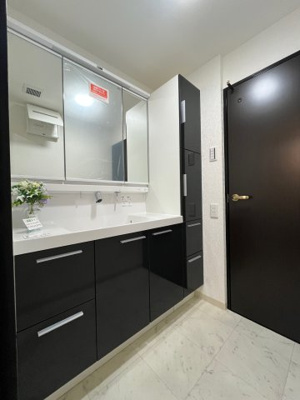 【独立洗面台】 | ライオンズマンション鈴蘭台壱番館 | 統一感のある洗面台で清潔感があります。また収納がたくさん出来ますね。