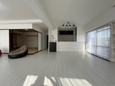 【居間・リビング】 | ライオンズマンション鈴蘭台壱番館 | 和室約8.0帖とも続き間なのでより広くお使いいただけます。