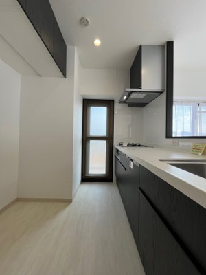 【キッチン】 | ライオンズマンション鈴蘭台壱番館 | 勝手口があるのでゴミ捨てなど便利です。