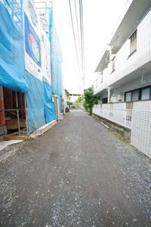 【前面道路含む現地写真】 | 【仲介手数料無料！！】府中市寿町３丁目　新築戸建て（全2棟）A号棟　6190万円 | 令和7年11月2日撮影　建築中