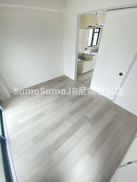 桜木マンションの寝室|落ち着いた色調の寝室です