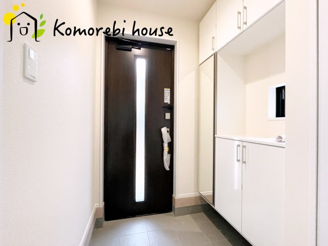 見沼区堀崎町579番　新築一戸建て　ハートフルタウン　Aの玄関|玄関から快適な生活が始まる。収納・導線・使い勝手に配慮された、家族に優しい設計です。