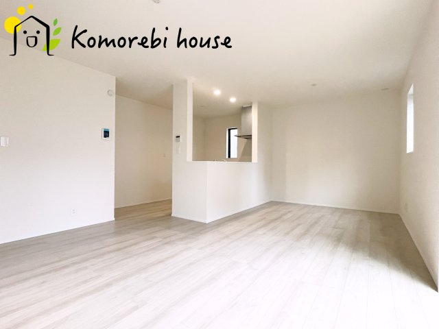 見沼区堀崎町579番　新築一戸建て　ハートフルタウン　Aの居間・リビング|高性能窓と断熱材を採用したLDKで、冷暖房効率アップ。家族が集まる時間も快適に過ごせるリビングです。