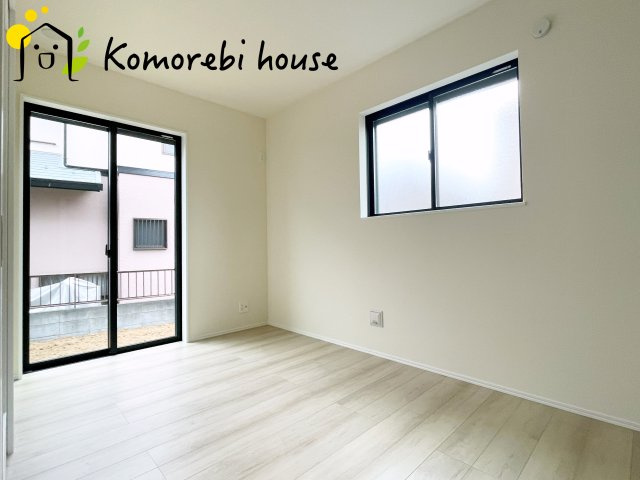 見沼区堀崎町579番　新築一戸建て　ハートフルタウン　Aの洋室|明るい光が差し込む洋室は、寝室・子ども部屋・ワークスペースなど多用途に使える自由度の高い空間。家具の配置もしやすく、暮らしに合わせて柔軟に活用できます。