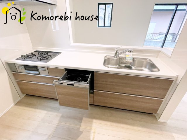 見沼区堀崎町579番　新築一戸建て　ハートフルタウン　Aのキッチン|食洗機や浄水器を備えた多機能キッチン。広がりある空間で、家族と会話を楽しみながら料理ができるカウンターキッチンです。