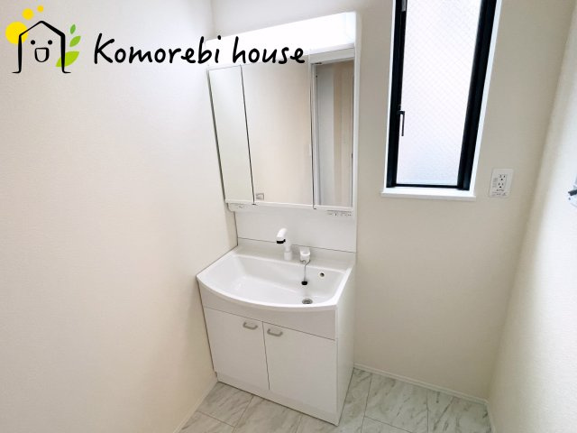 見沼区堀崎町579番　新築一戸建て　ハートフルタウン　Aの独立洗面台|食洗機や浄水器を備えた多機能キッチン。広がりある空間で、家族と会話を楽しみながら料理ができるカウンターキッチンです。