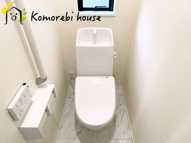 見沼区堀崎町579番　新築一戸建て　ハートフルタウン　Aのトイレ|温水洗浄機能（ウォシュレット）標準装備で、毎日のトイレ時間がより快適に。やさしい温水洗浄で清潔を保てるだけでなく、冬場のヒヤッと感を軽減する暖房便座も嬉しいポイント。