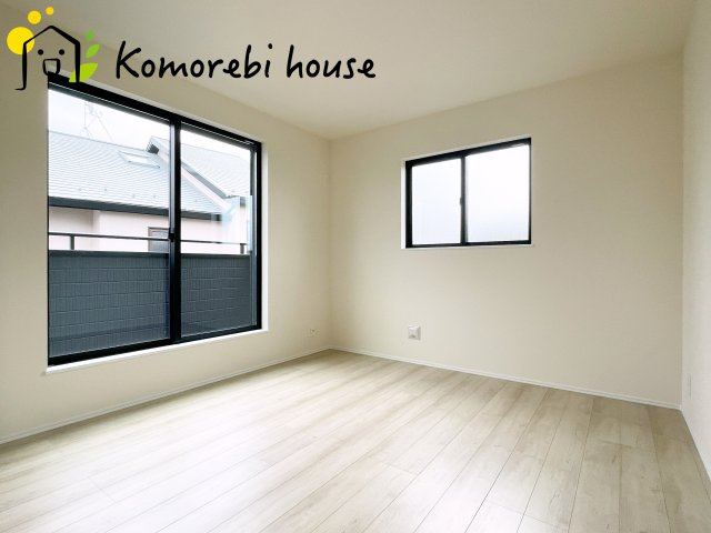 見沼区堀崎町579番　新築一戸建て　ハートフルタウン　Aの寝室|一日の疲れをゆっくり癒せる主寝室は、ベッドを置いてもゆとりある広さが魅力。収納完備で衣類もスッキリ収まり、静かで落ち着いた空間が快適な眠りをサポートします。