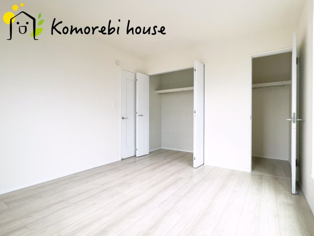 見沼区堀崎町579番　新築一戸建て　ハートフルタウン　Aの寝室|寝室にはゆとりのある広さがあり、大きめのベッドも余裕をもって配置できます。
実際に内覧いただければ、サイズ感もよりイメージしやすいと思います。採寸もその場でご協力いたしますので、ぜひお確かめください。