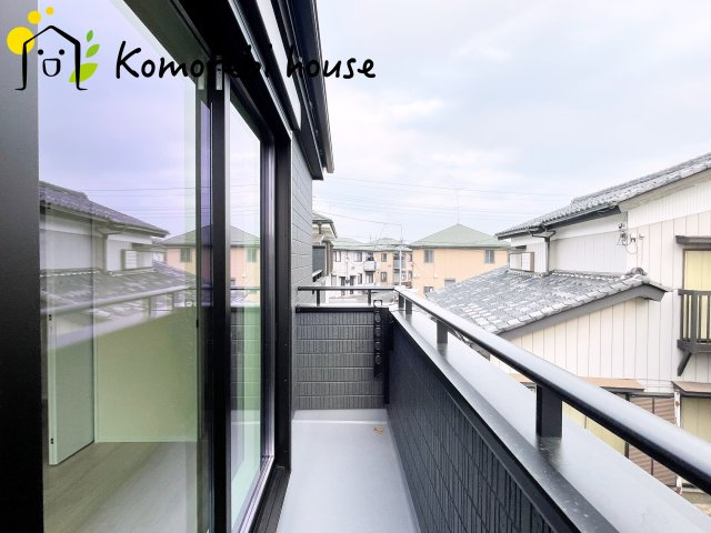 見沼区堀崎町579番　新築一戸建て　ハートフルタウン　Aのバルコニー|防水施工がしっかりと施されたバルコニーで、雨の日も安心。長く使える耐久性を備えたメンテナンスしやすい仕様です。