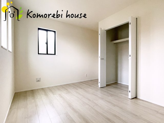 見沼区堀崎町579番　新築一戸建て　ハートフルタウン　Aの子供部屋|日当たりがよく、机に向かう時間も自然とはかどる子ども部屋。寝る・学ぶ・遊ぶがコンパクトにまとまり、毎日の“小さな成長”を見守る空間です。