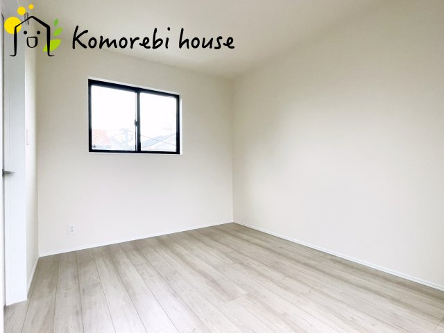 見沼区堀崎町579番　新築一戸建て　ハートフルタウン　Aの洋室|朝日がやさしく差し込み、読書も在宅ワークも心地よくこなせる明るい洋室。生活リズムに寄り添い、使い方に合わせて表情を変えてくれる一部屋です。