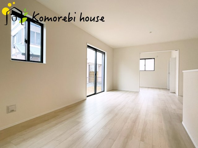 見沼区堀崎町579番　新築一戸建て　ハートフルタウン　Aの居間・リビング|横長LDKは家具配置も自由で開放感あり。家族のライフスタイルに合わせた快適な暮らしを叶えます。