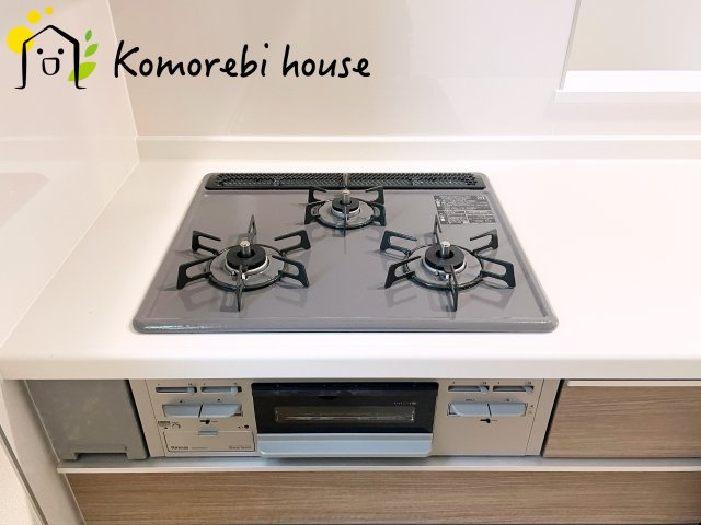 見沼区堀崎町579番　新築一戸建て　ハートフルタウン　Aのキッチン|同時調理が叶う3口コンロと便利なグリル付き。忙しい朝のお弁当作りも、夕食の複数メニューもスムーズにこなせる頼れる設備です。