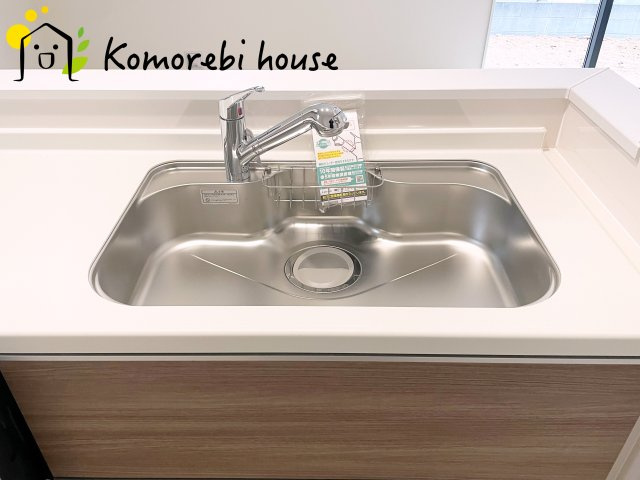 見沼区堀崎町579番　新築一戸建て　ハートフルタウン　Aのキッチン|浄水器一体型で、いつでも美味しいお水がそのまま使えるキッチンシンク。料理やコーヒーづくり、炊飯にも安心して利用でき、毎日の食卓が少し豊かに。
