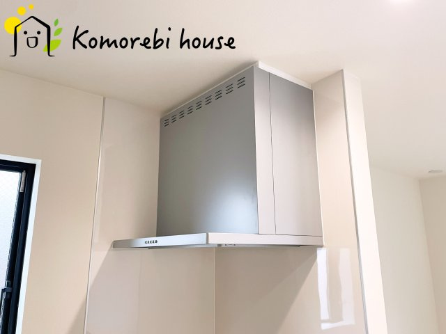 見沼区堀崎町579番　新築一戸建て　ハートフルタウン　Aのキッチン|吸引力の高いレンジフードが煙や匂いを素早く排出。揚げ物や炒め物も気兼ねなくでき、リビングに匂いを残しません。