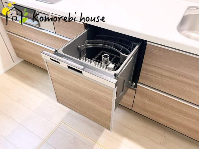 見沼区堀崎町579番　新築一戸建て　ハートフルタウン　Aのキッチン|忙しい毎日の食後も、食器洗いは食洗器におまかせ。家族が食事を楽しんでいる間に、洗浄・乾燥まで完了するから、片付けのストレスを減らしてリビングでの団らん時間をゆったり過ごせます。