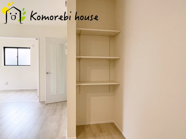 見沼区堀崎町579番　新築一戸建て　ハートフルタウン　Aの収納|パントリーや収納付きで、キッチン周りがいつもスッキリ。家事の効率もアップする便利な空間です。