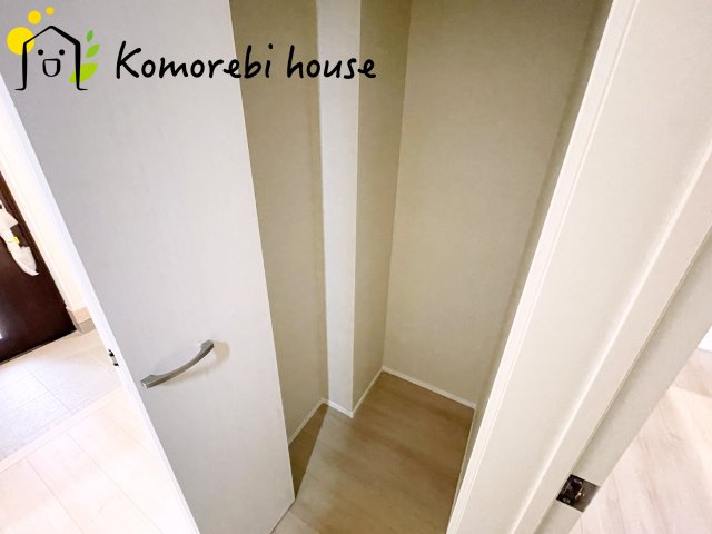 見沼区堀崎町579番　新築一戸建て　ハートフルタウン　Aの収納|何かと散らかりがちな玄関周り。広々収納スペースで見せたくないものは隠しつつ、使いやすさと整理整頓の両方を叶えます。