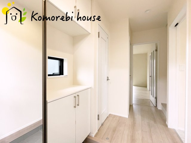 見沼区堀崎町579番　新築一戸建て　ハートフルタウン　Aの玄関|明るく使いやすい玄関で、家族の生活をスムーズに。収納や導線も配慮された万能空間です。