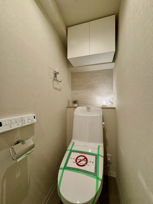 メイツ大森西のトイレ|メイツ大森西：ウォシュレット機能付き節水型トイレの上には吊戸棚収納が付いております♪